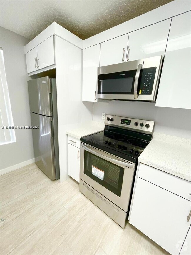 Building Photo - 8117 SW 21st Ct