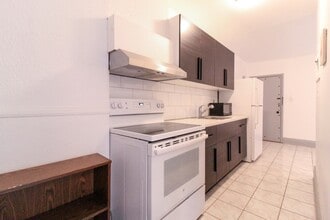 Building Photo - 579 College St