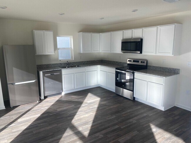 Foto del edificio - UNFURNISHED, 3 Bed, 2.5 bath, Newer 2 Story home in Sumter Villas, Sumterville - Close to Village...