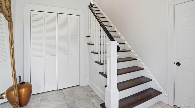 Foto del edificio - 420 Maple Ave S