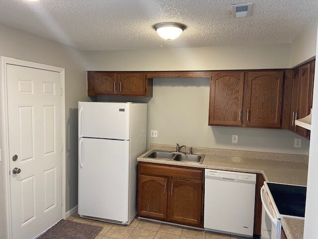 Building Photo - 1046 E Huntington Cir