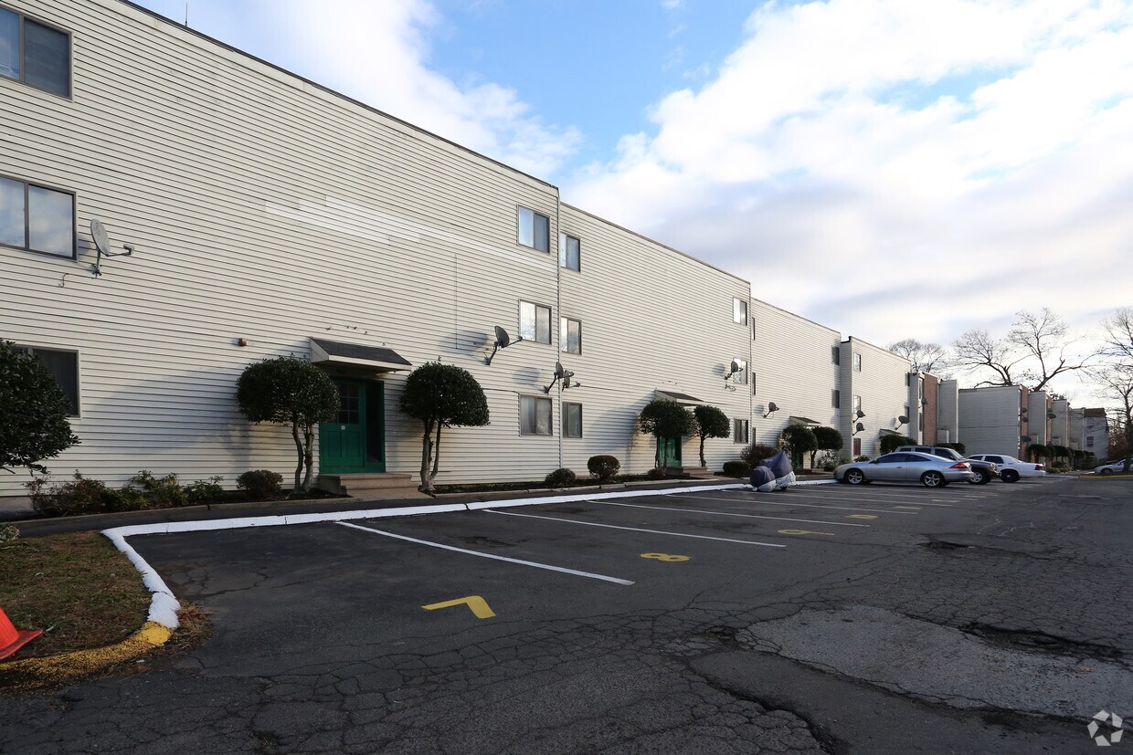 Foto del edificio - Foxon Woods Apartments