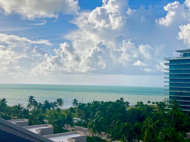 Foto del edificio - 201 Crandon Blvd