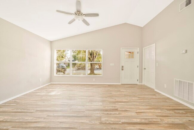 Building Photo - 5554 Regal Oak Cir