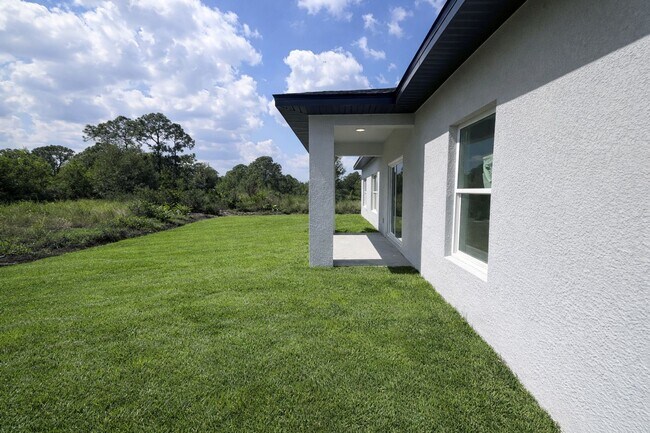 Foto del edificio - BRAND NEW MODERN SF HOME  3BD+den/2BA with GARAGE  IN LEHIGH ACRES!