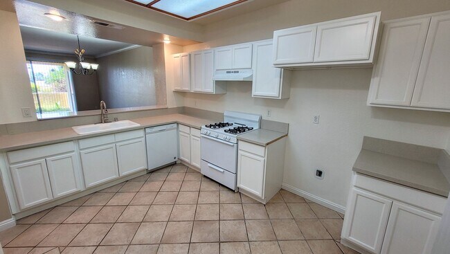 Foto del edificio - Gated 2 Bed 2 Bath + Den/Office with Commu...