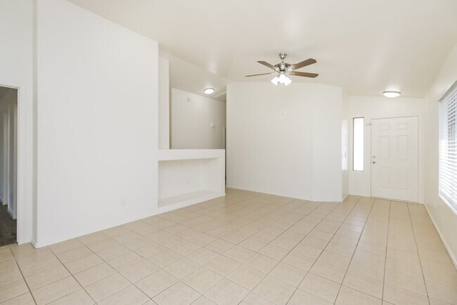 Building Photo - 977 E Graham Ln
