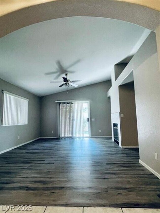 Foto del edificio - WONDERFUL SINGLE STORY 3 BED 2 BATH HOME I...