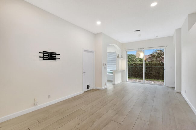 Building Photo - 1898 Capeside Cir