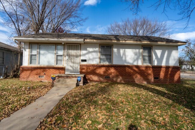 Building Photo - 3 Bed 1 Bath House Available NOW. February...