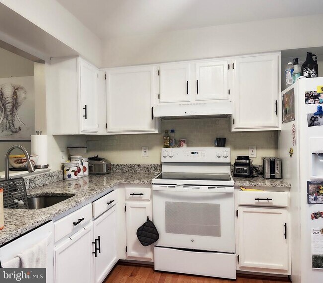 Building Photo - 3 Birdseye Ct