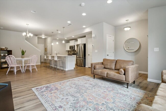 Building Photo - Charming Townhome in East Widefield!