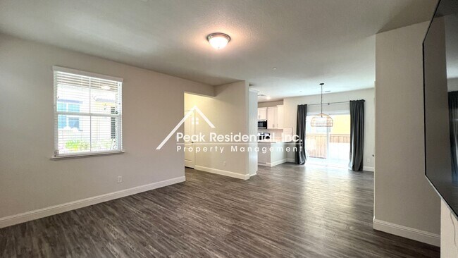 Building Photo - Updated 3bd/2.5ba Roseville Home with 2 Ca...
