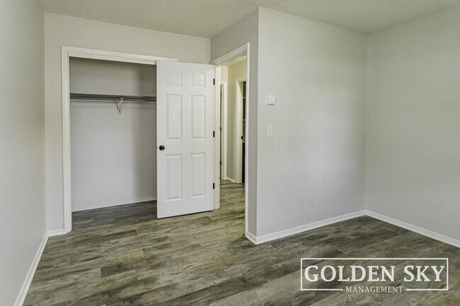 Building Photo - 6321 E Piccadilly Rd