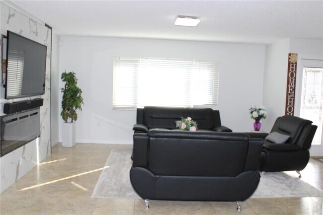 Building Photo - 7655 Cardiff Ct N