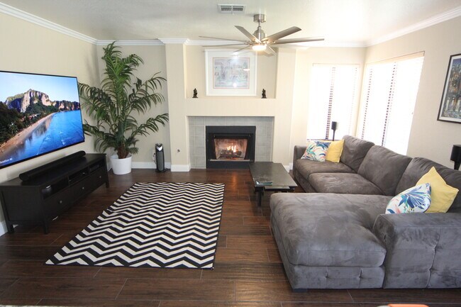 Sala de estar - 7444 Forestdale Ct