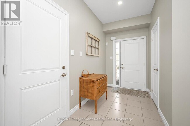 Photo du bâtiment - 8 Lakelawn Rd