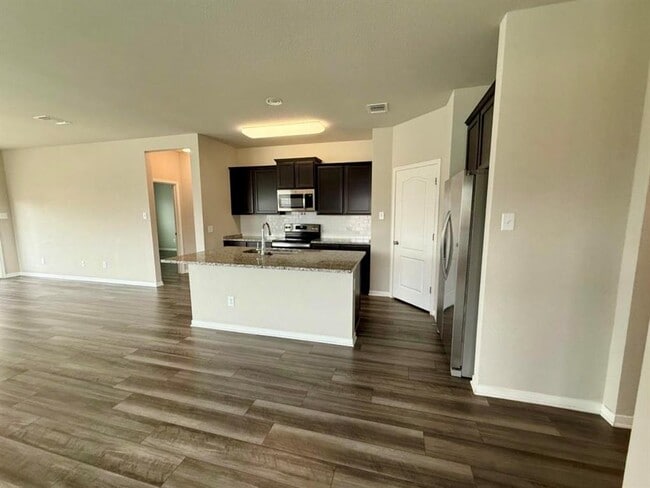 Building Photo - 5060 Dickinson Lp