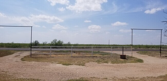 Foto del edificio - 9500 N County Rd W