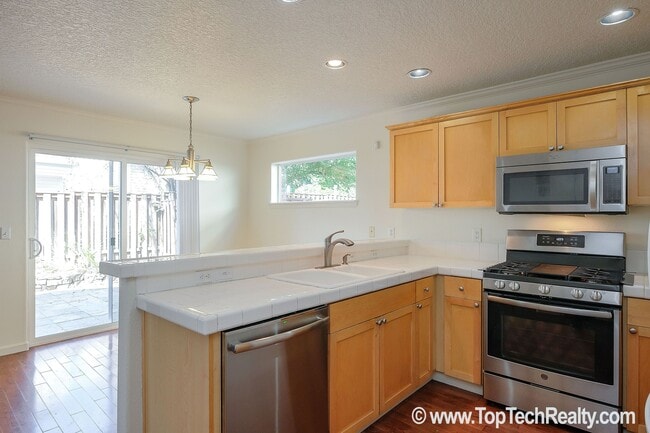 Building Photo - Beautiful 4 BD* 2.5 BA* Single Family Home...