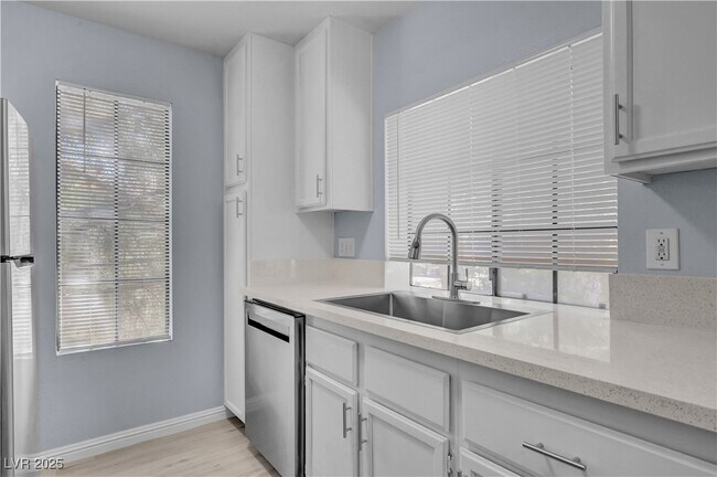 Foto del edificio - 4730 Nara Vista Way