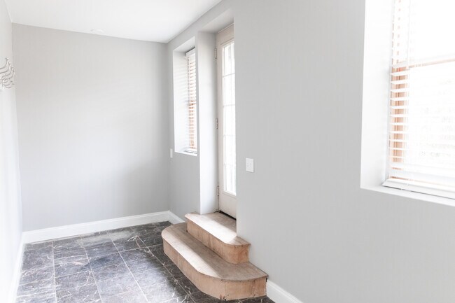 Building Photo - 430 Bunkerhill Dr