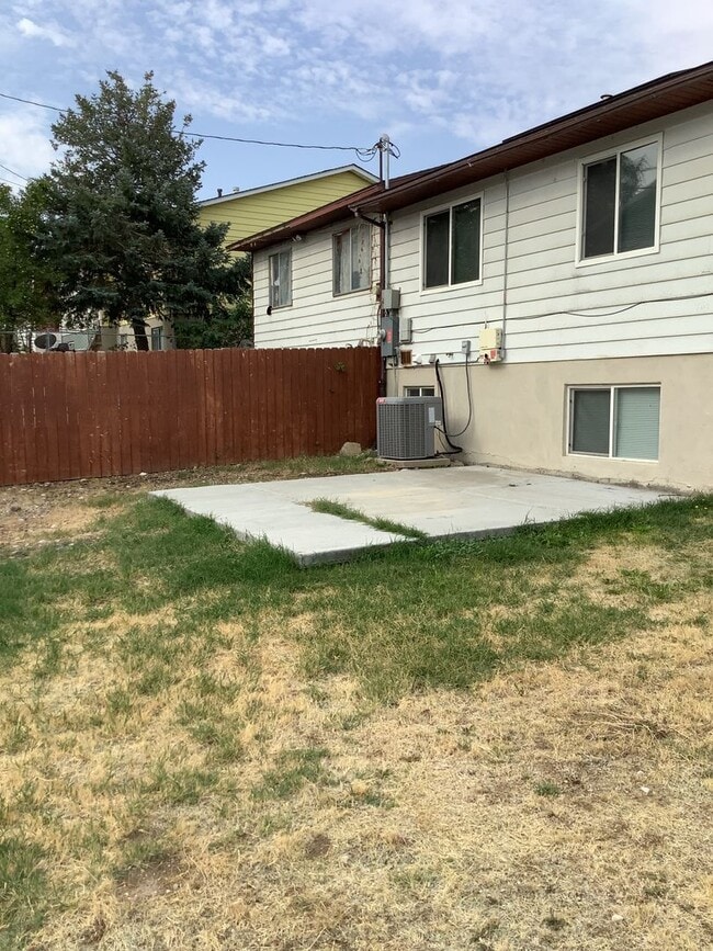 Building Photo - Spacious and bright 3-bedroom, 2-bathroom ...