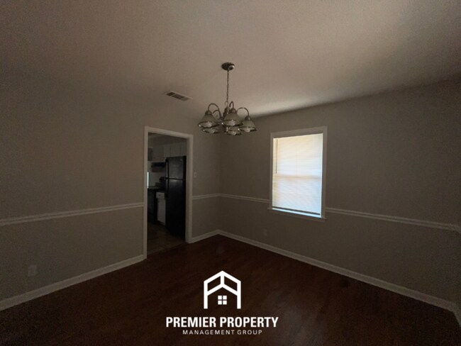 Foto del edificio - 5037 Woodlark Ave