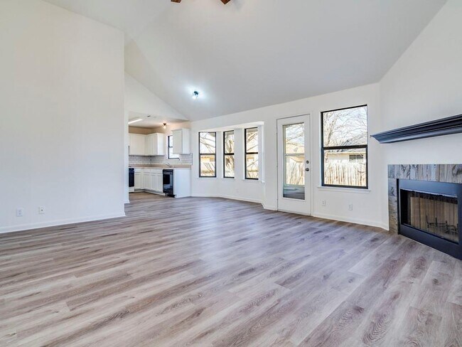 Foto del edificio - 223 Evergreen Cir