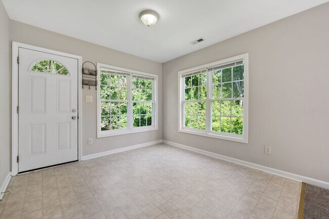 Foto del edificio - Great 4 bedroom home in South Durham right off S. Roxboro:  Available August 10th