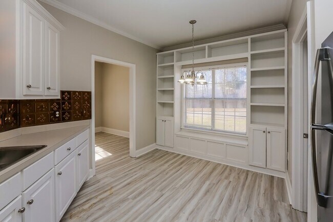 Building Photo - Classic 3 Bedroom Brick Home