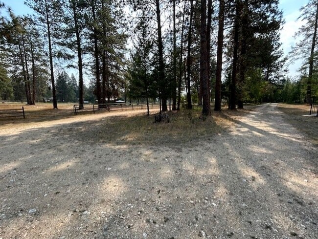 Building Photo - 3 bedroom 2 bath in Country Setting
