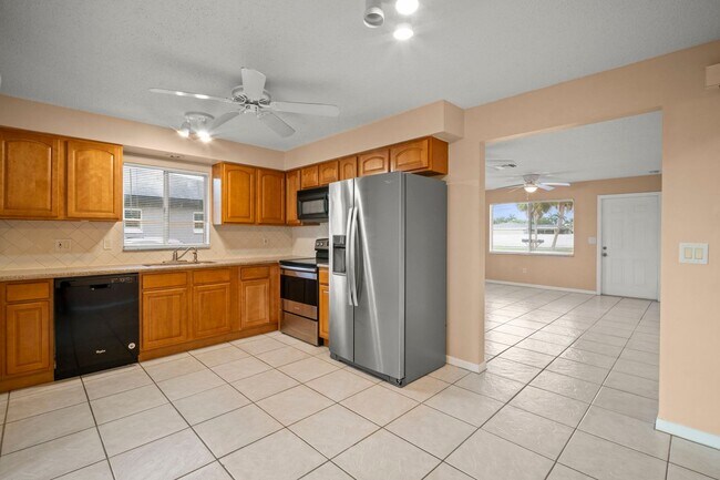 Foto del edificio - Beautiful 2-bedroom, 2-bathroom apartment, perfectly located in Cape Coral