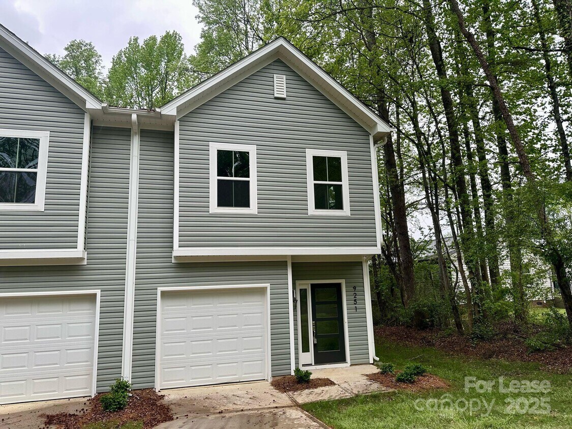 Foto principal - 9251 Eleanor Dr