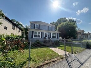 Building Photo - 466 Chandler St