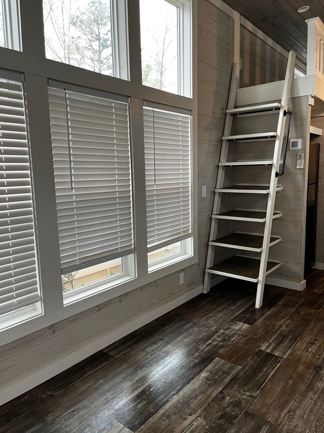 Building Photo - 4 Lakefront Cir