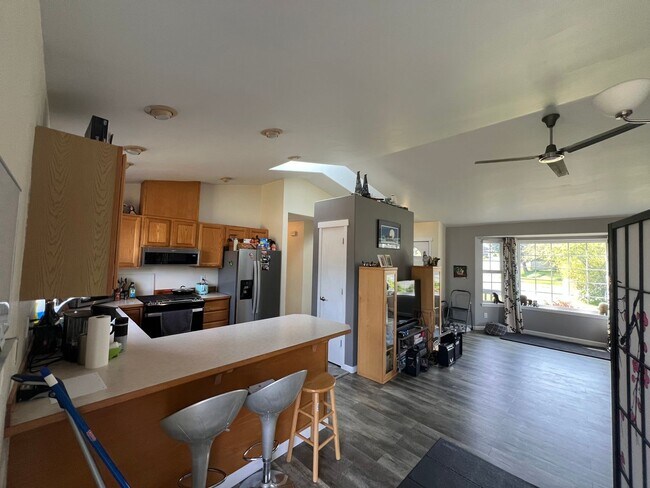 Building Photo - 3 Bedroom 2 Bath Updated Rambler Near Lake...