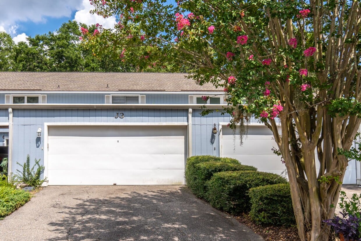 Foto principal - Spacious Two Bedroom Townhome