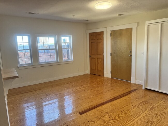 Building Photo - 300 Main St