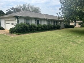 Building Photo - 2230 Cloyd Blvd