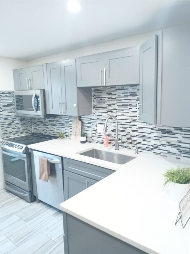 Building Photo - 4170 Inverrary Dr