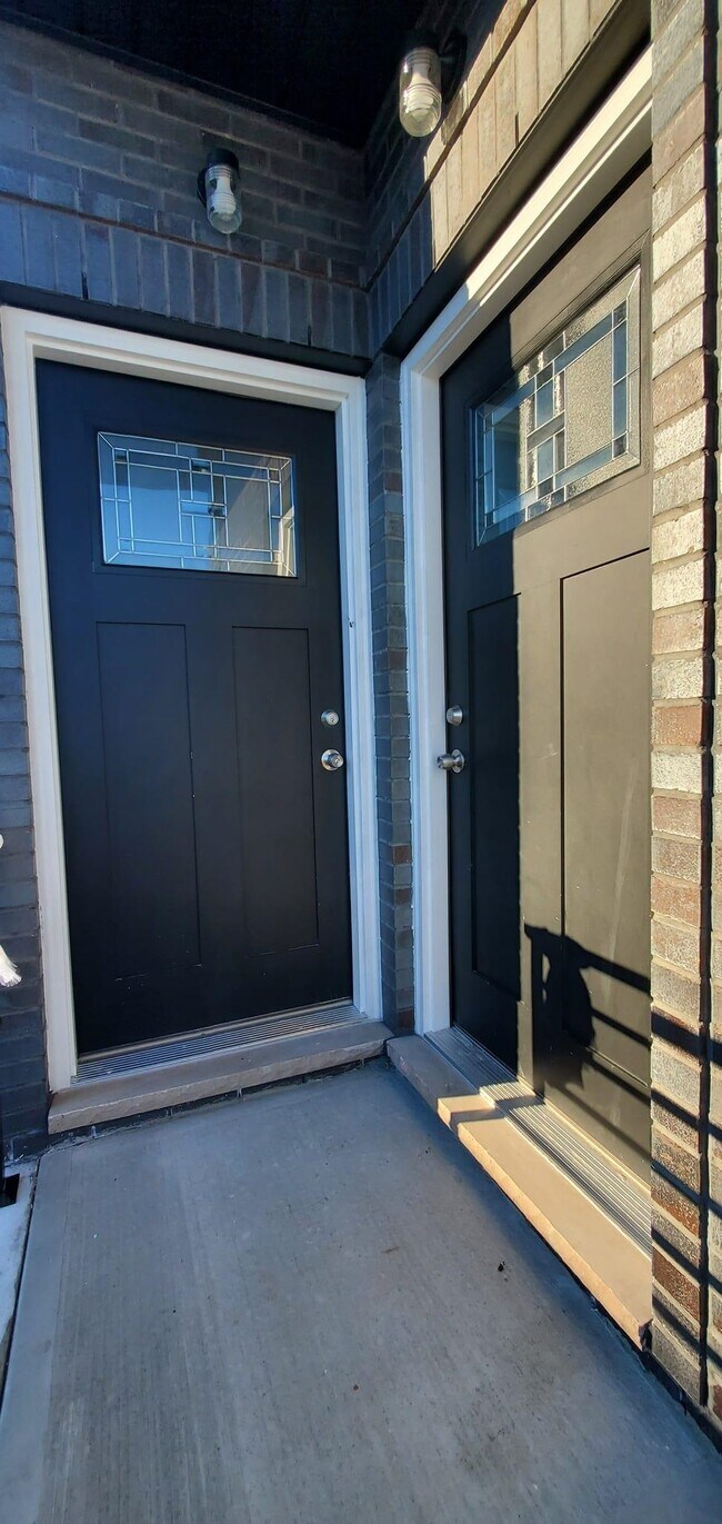 Building Photo - 371 Forest St