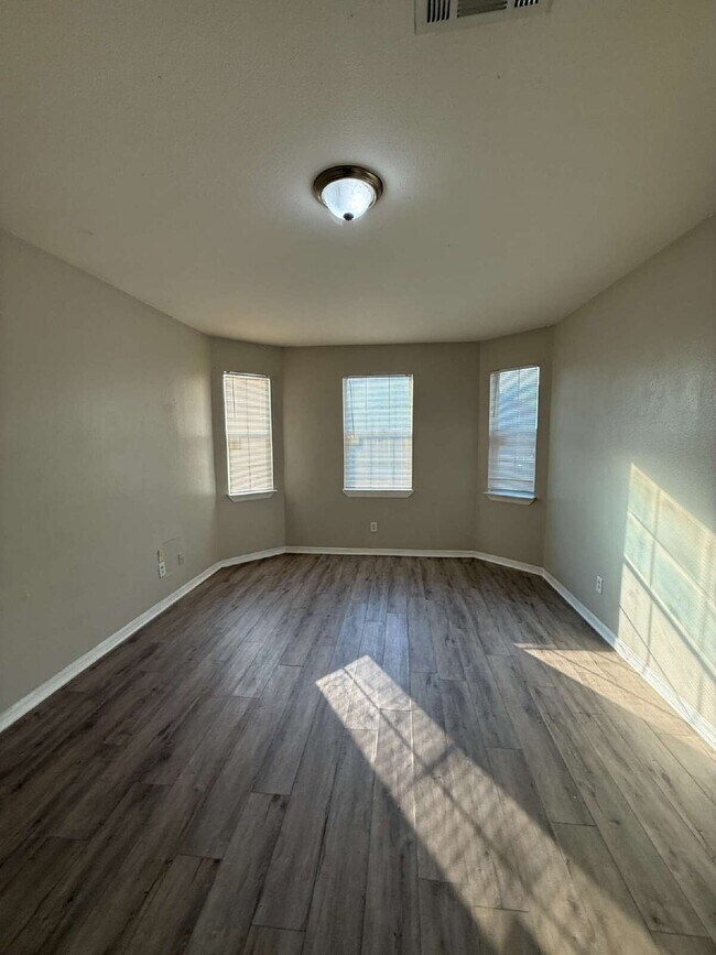 Foto del edificio - 1823 Smoke Tree Ln
