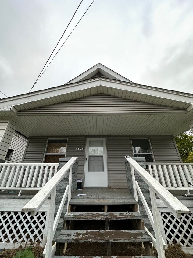 Primary Photo - West Side 4-Bed UPDATED Single-Family - Av...