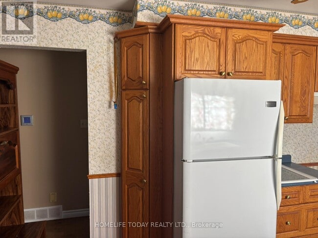 Building Photo - 543 Glendene Crescent