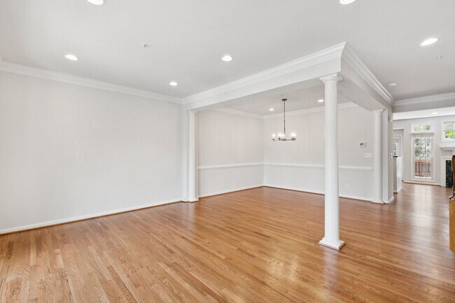 Building Photo - Beautiful 3-level colonial-style town home...