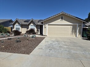 Building Photo - 376 E Sycamore Ave