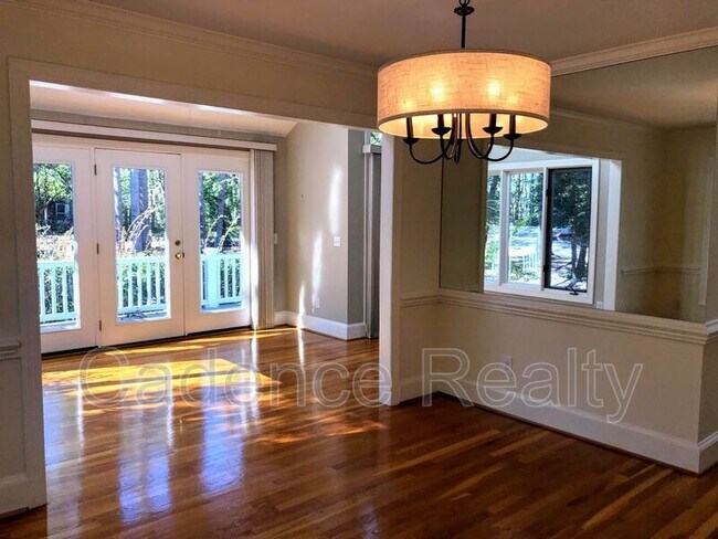 Foto del edificio - 1016 Creekside Ln