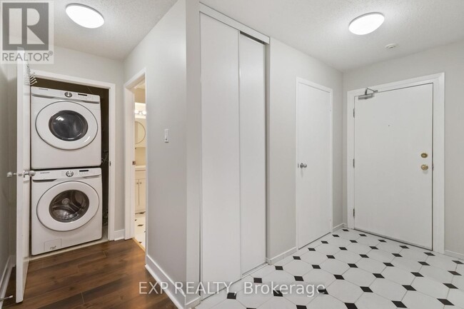 Building Photo - 725 Deveron Crescent