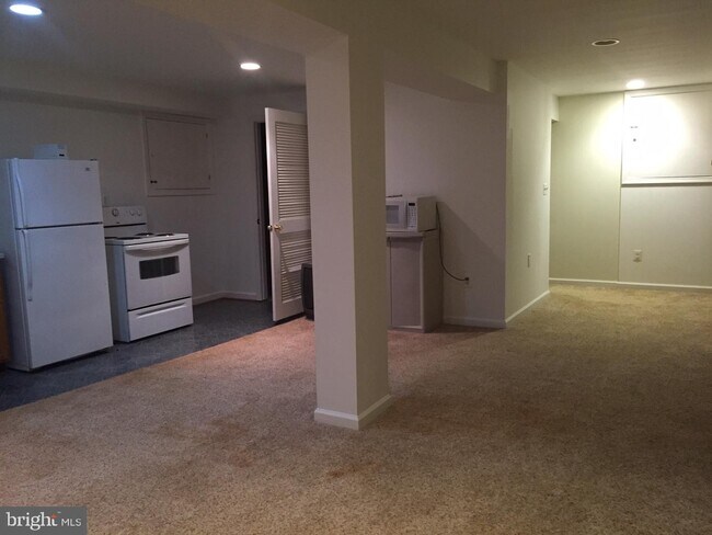 Foto del edificio - 7256-BASEMENT Greenwich Rd